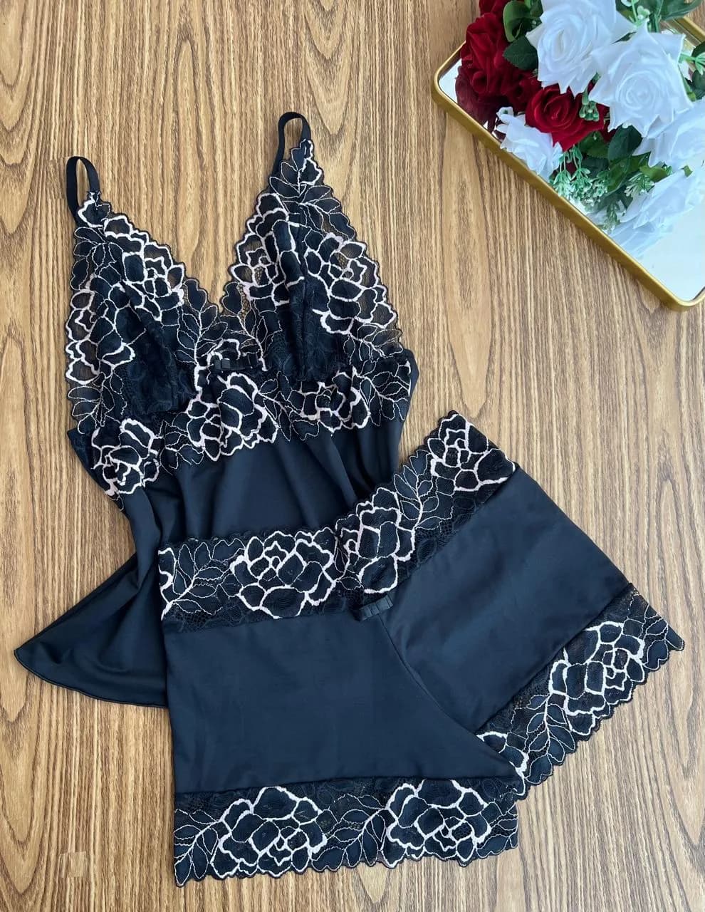 Baby Doll Short Curto — Preto com Renda Branca